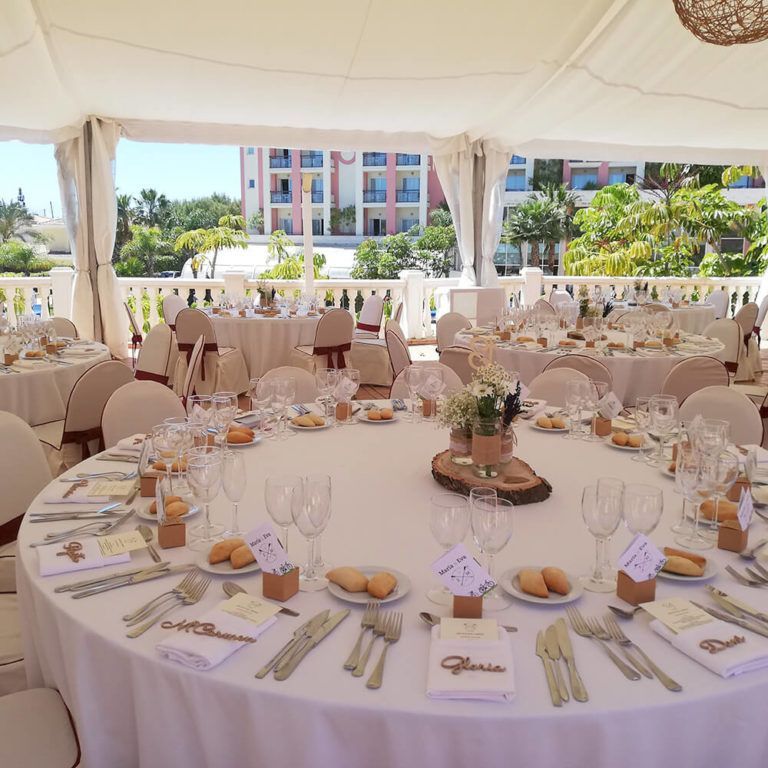 Mesa redonda con minutas y nombres de los invitados para una celebración en el Hotel Bonalba