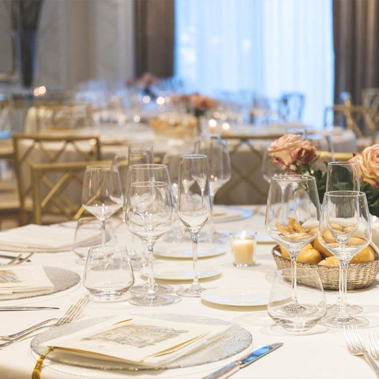 Mesa de boda con copas y detalles florales en el Hotel Bonalba