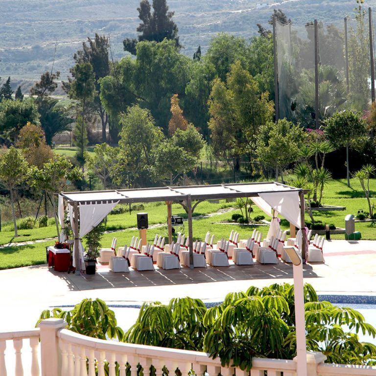 Pérgola para ceremonia civil en los jardines del Hotel Bonalba con vistas a la sierra