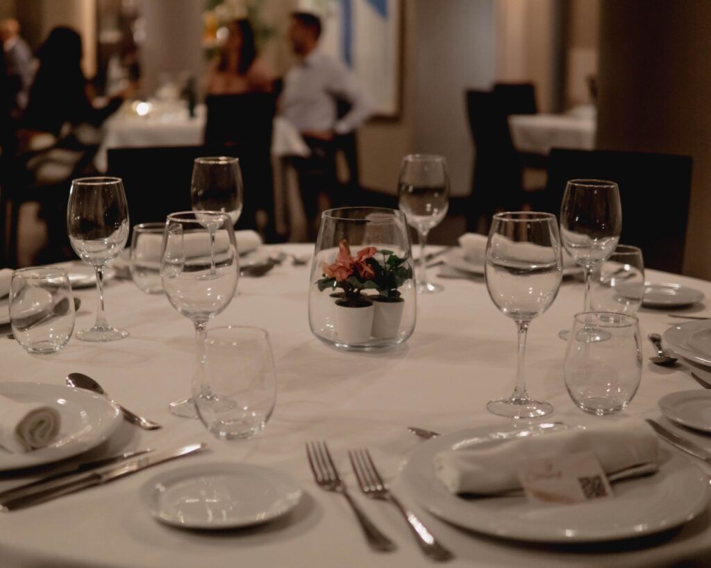 Mesa preparada para la cena en el restaurante del Hotel Bonalba