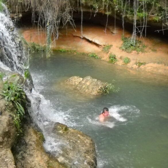 turista-bañandose-en-el-rio
