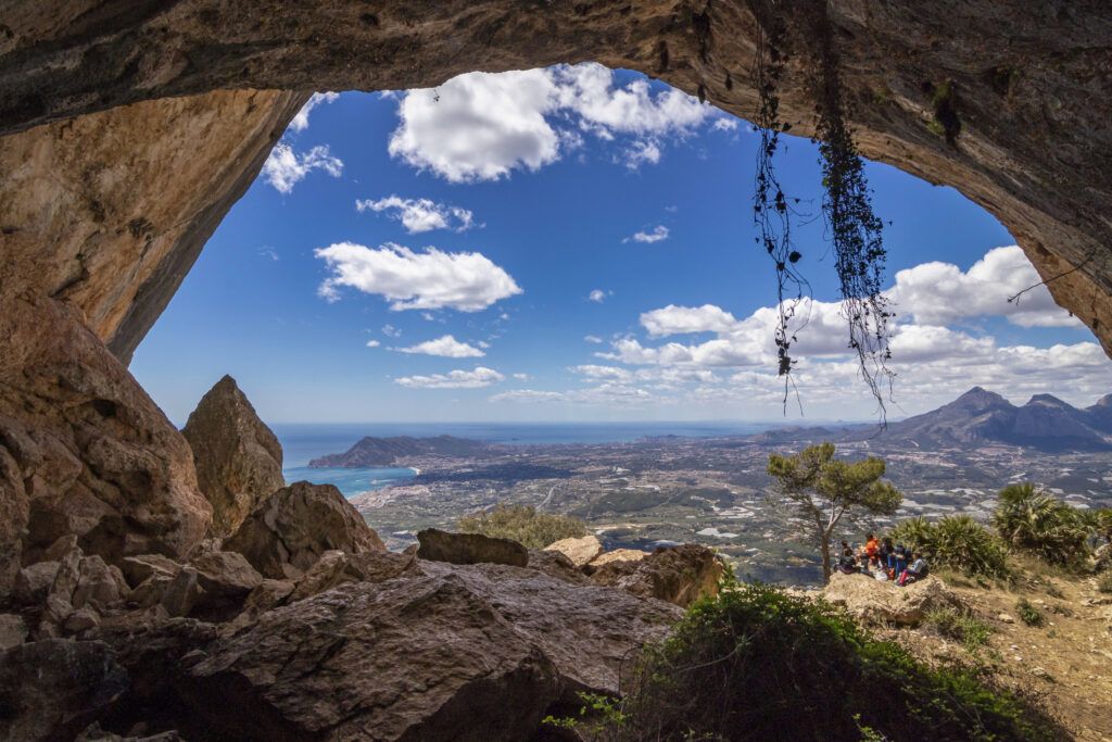 Vista de la costa y las montañas de la Costa Blanca, el escenario de un viaje de golf cerca de Alicante