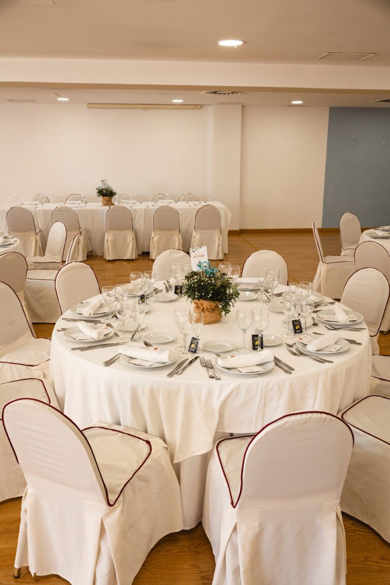 Salón del Hotel Bonalba con mesas redondas vestidas para una celebración