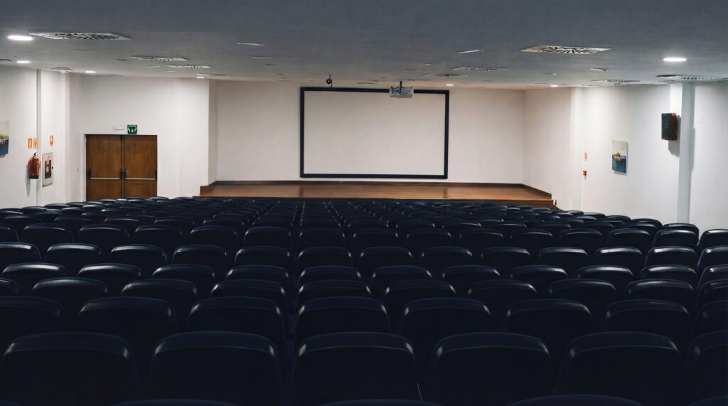 Escenario del auditorio del Hotel Bonalba preparado para un evento de empresa