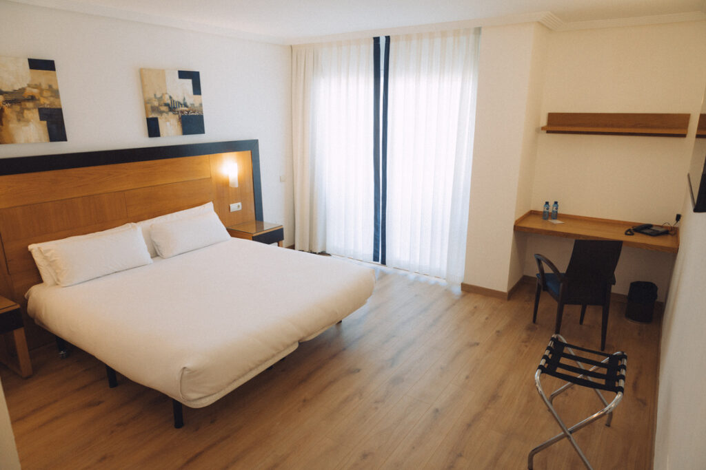 Standard double room with a desk at Hotel Bonalba Alicante