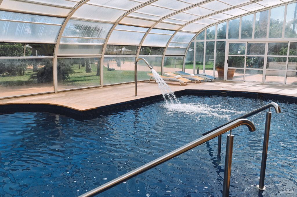 Piscina interior climatizada del Hotel Bonalba, abierta todo el año para recuperarse después de la vuelta