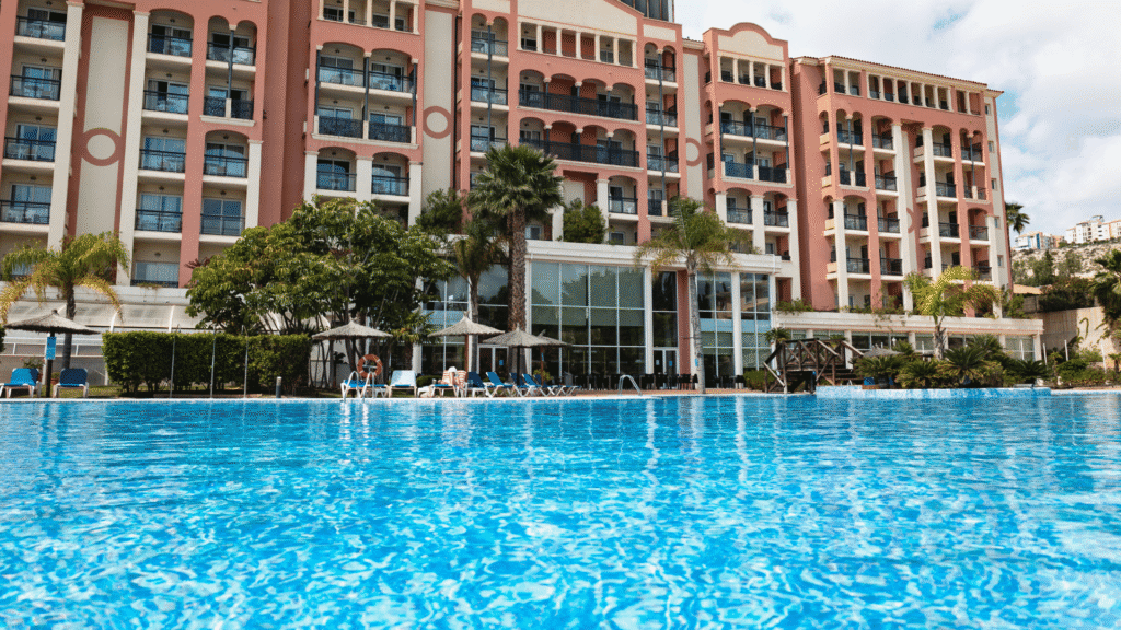 Hotel Bonalba visto desde la piscina exterior, a pocos pasos del campo de Golf Bonalba