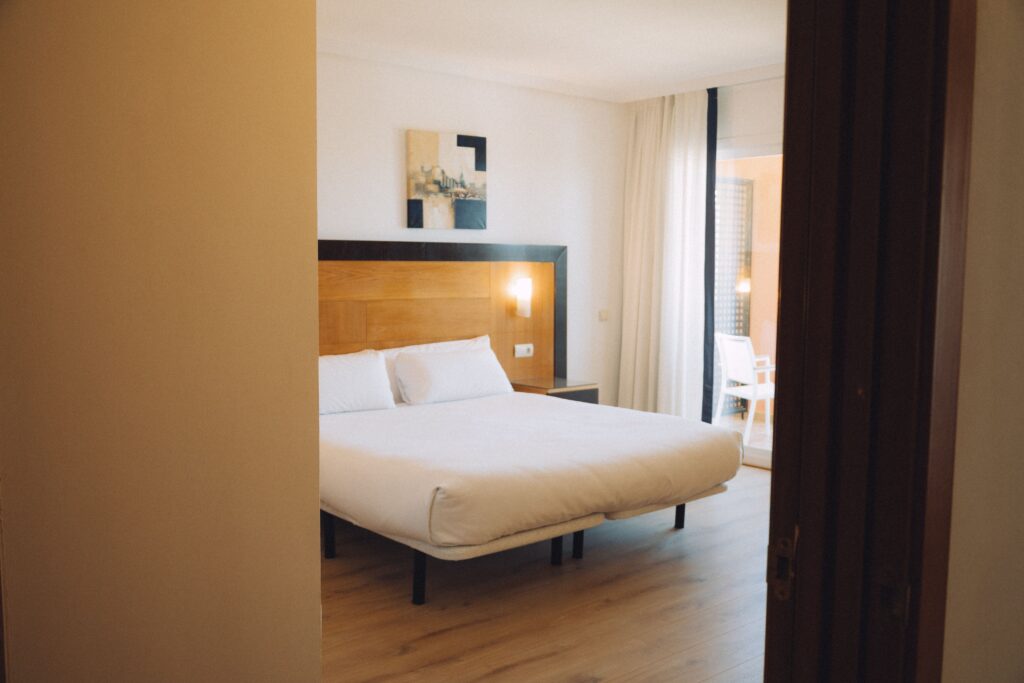 Habitación doble con suelo de tarima del Hotel Bonalba Alicante