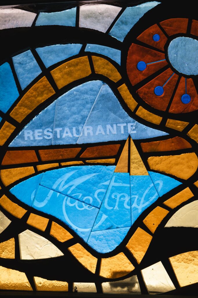 Vidriera artística con el nombre del Restaurante Maestral